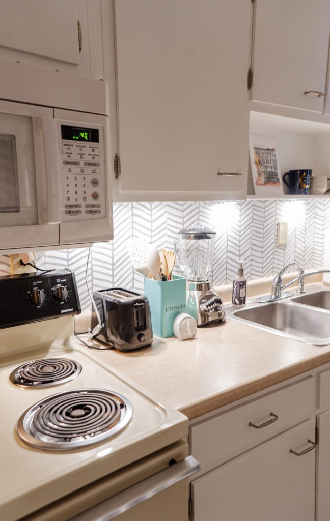 Kitchen with range and tiled splashback at 2703 Brownsboro Road