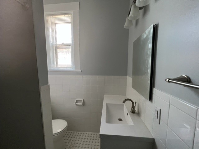 The bathroom of apartment 4 at 1264 Cherokee Road